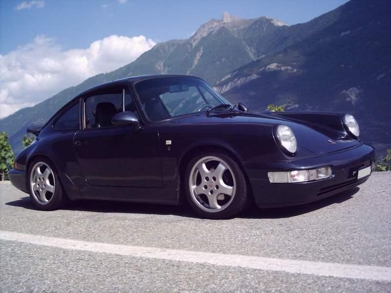 Porsche 964 vor einer Bergkulisse